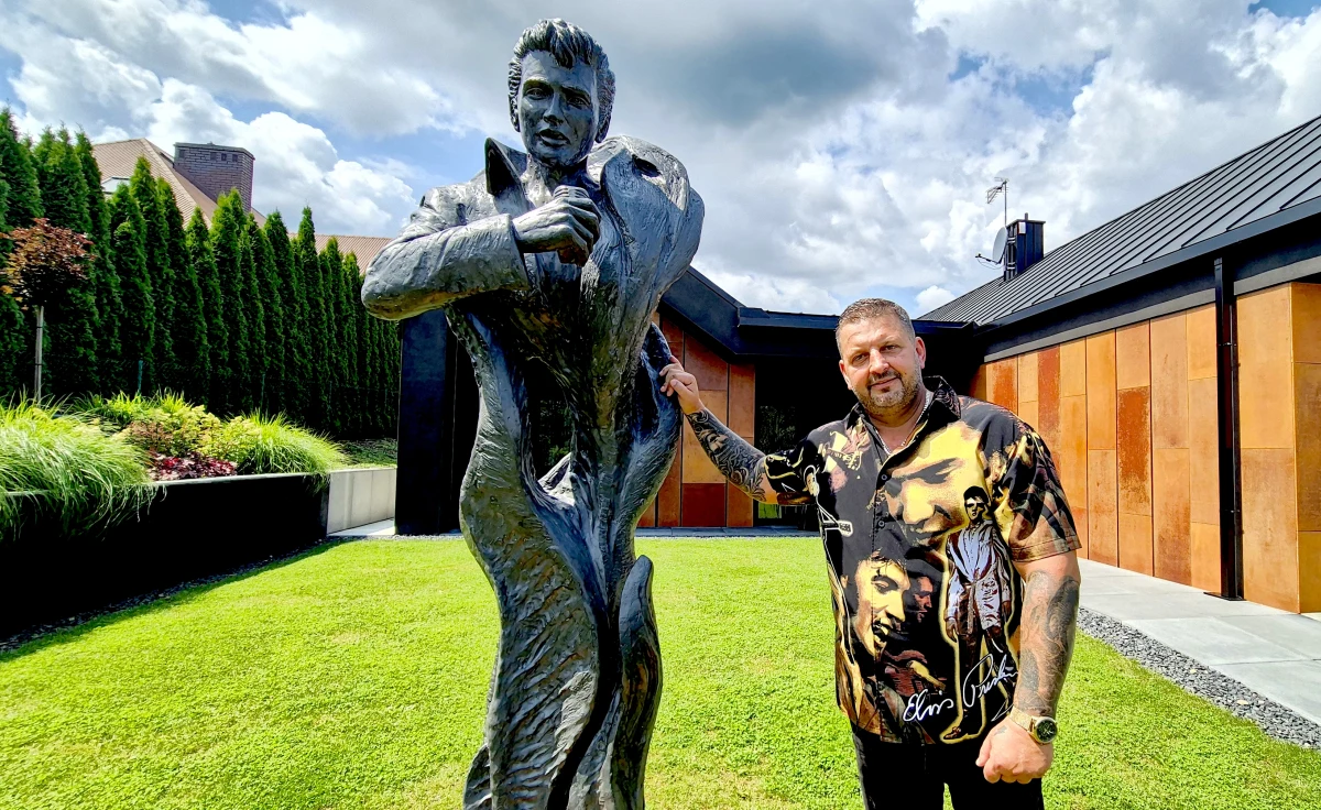 Zawada, mała miejscowość w powiecie bocheńskim w Małopolsce, stała się drugą po Krakowie stolicą Króla Rock’n’Rolla. W sobotę 20 lipca uroczyście otwarto nową ulicę Elvisa Presleya oraz odsłonięto pomnik artysty. Wydarzenie zostało zorganizowane przez zaproszony do Zawady prężnie działający Krakowski Fan Club "Elvis w Krakowie".