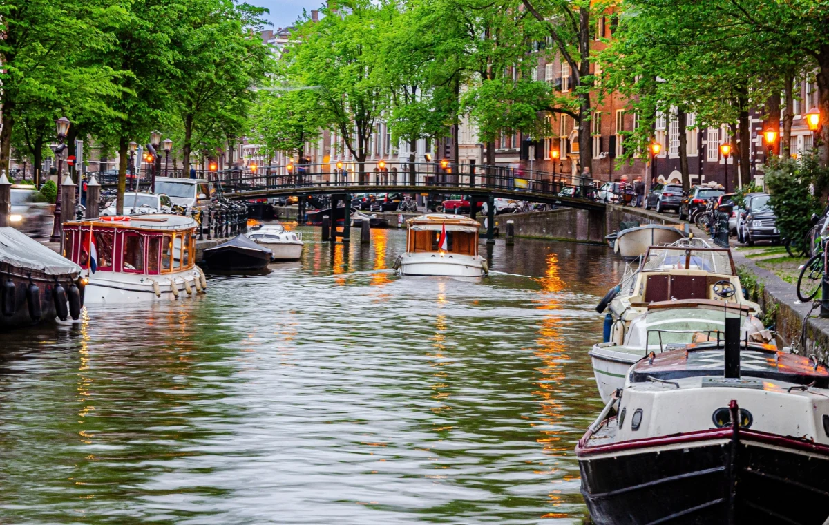 Amsterdam ma obecnie najwyższy podatek turystyczny w Europie - wynika z danych platformy Holidu. Za nocleg w trzygwiazdkowym hotelu turyści płacą średnio 18,45 euro dziennie wyłącznie w formie podatku. Mimo rekordowej stawki, liczba noclegów turystycznych wciąż rośnie - informują gazety "Het Parool" i "de Volkskrant".