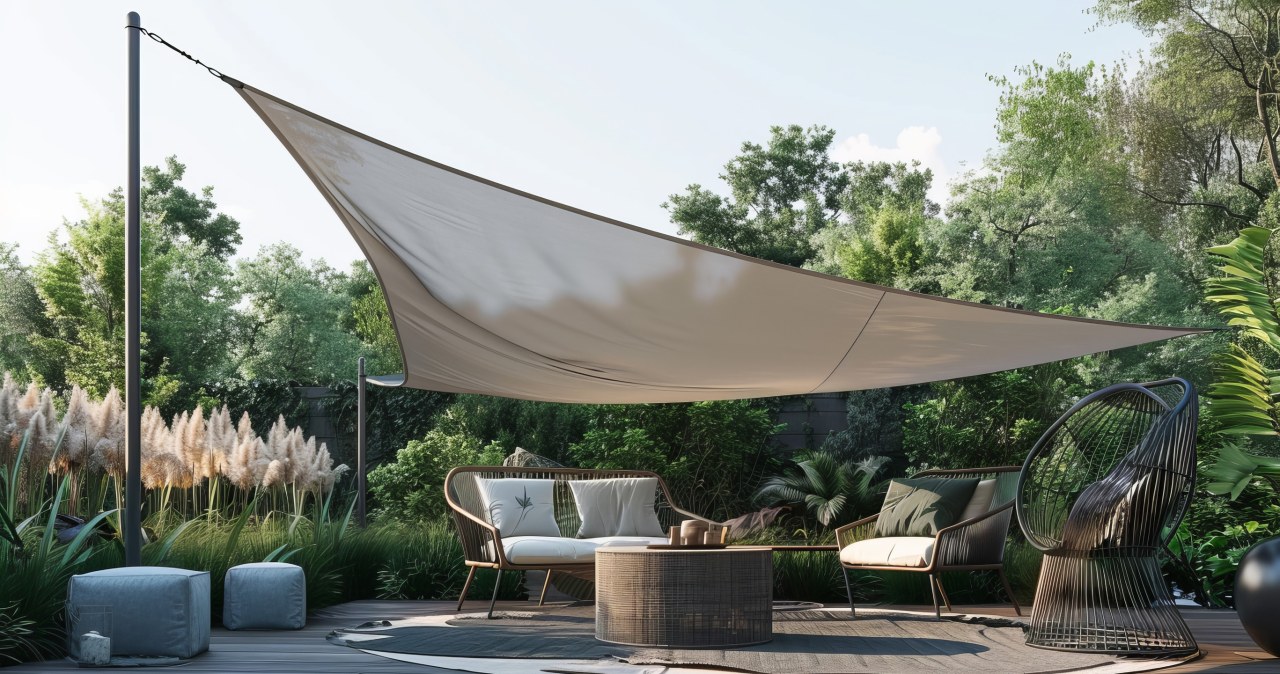 Tak gwałtownie i tanio zacienisz ogród na czas upałów. Praktyczniejsze niż parasol i tańsze, niż altana