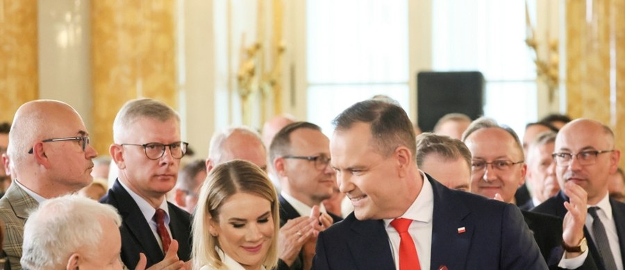 We wtorek o godz. 18:00 pod Warszawą planowane jest spotkanie prezydenta elekta Karola Nawrockiego z klubem parlamentarnym Prawa i Sprawiedliwości. Spotkanie ma być "wzajemnym podziękowaniem" za współpracę i wsparcie w kampanii.