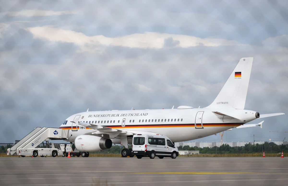 Awaryjne lądowanie rządowego samolotu w Niemczech. Maszyna należąca do niemieckiej Luftwaffe, która wystartowała z lotniska w Berlinie, miała zgodnie z planem wylądować w Kolonii. Jednak już kilka minut po starcie piloci zostali zmuszeni do podjęcia natychmiastowej decyzji o awaryjnym lądowaniu.