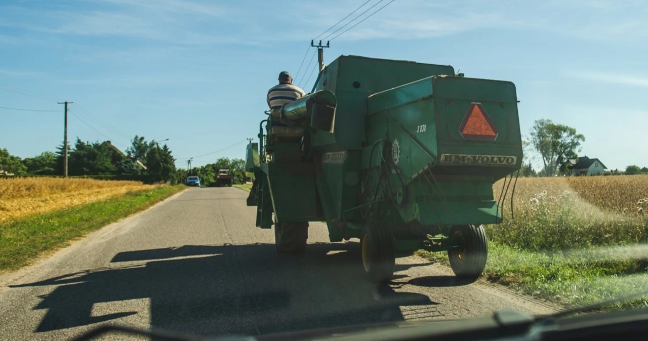Kombajn na drodze bez tablic. Kierowcy nie wiedzą o co chodzi wiadomości,aktualności,Interia Kombajn na drodze bez tablic. Kierowcy nie wiedzą o co chodzi