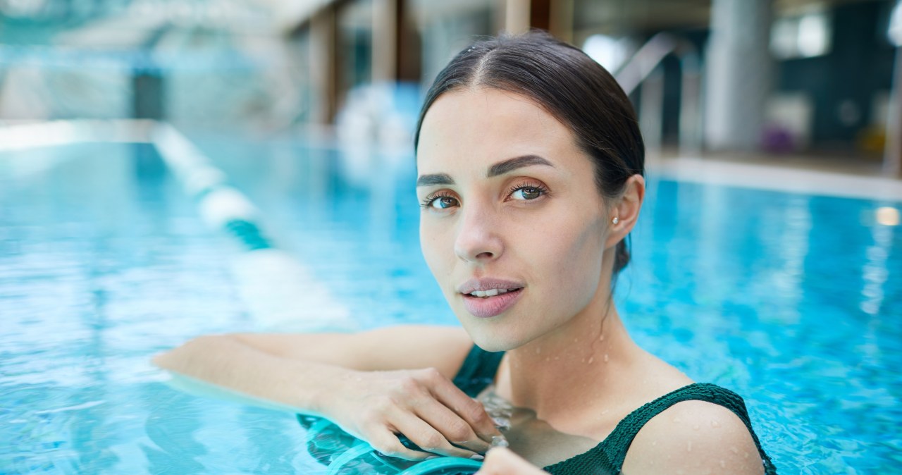 Z hotelowego basenu prosta droga do problemów ze skórą. Jak tego uniknąć?