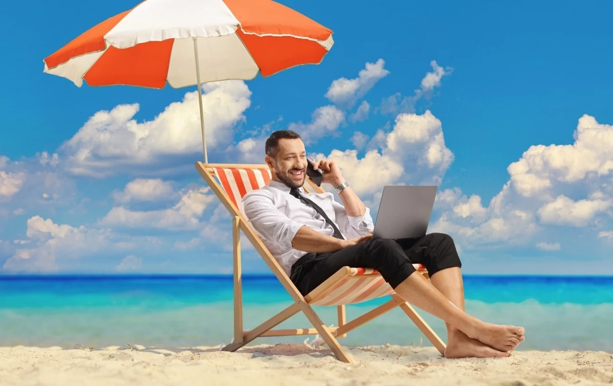 Dzięki popularności pracy zdalnej możemy mówić o cyfrowych nomadach, czyli osobach, które mogą wykonywać swoją pracę zdalnie z niemal dowolnego miejsca na świecie. Obecnie najlepszym miejscem do takiego życia jest Europa – a w szczególności Hiszpania i Portugalia. Tak wynika z analizy internetowego biura podróży eSky.pl, w której wzięto pod uwagę m.in. koszty i poziom życia, usługi publiczne oraz warunki prawne pozwalające na dłuższy pobyt. „Często te wyjazdy są związane z warunkami pogodowymi. Zimą przenosimy się na wybrzeża Hiszpanii, a kiedy tam zaczynają się nieznośne upały, wyjeżdżamy w chłodne miejsca, np. do krajów nadbałtyckich” – mówił Jarosław Grabczak, ekspert eSky.pl.