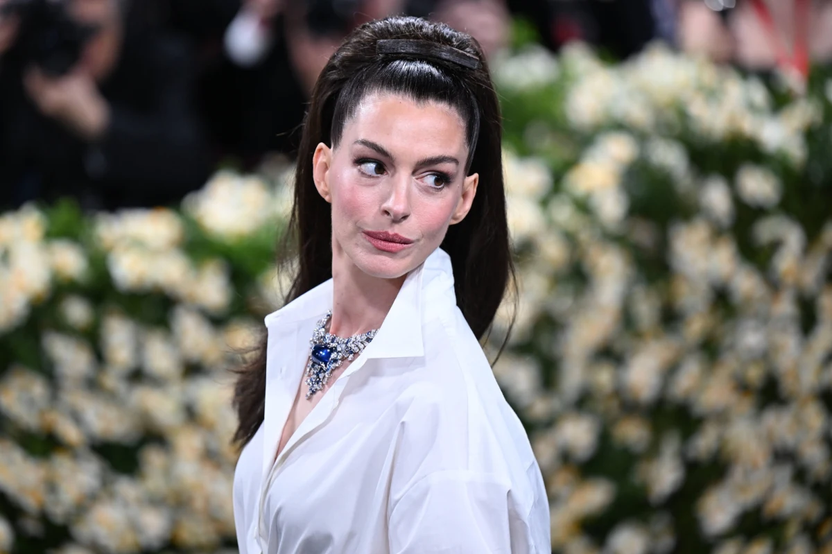 "Andy Sachs 2025". Tak Anne Hathaway podpisała swoje nowe zdjęcie Instagramie. Słynna aktorka wrzuciła fotografię z planu drugiej części filmu "Diabeł ubiera się u Prady". Jest też krótkie video, a na nim aktorka w kolorowej sukience i kapeluszu pojawia się przy wielkiej czarnej cyfrze "dwa". Premiera równo 20 lat po pierwszej odsłonie, zaplanowano ją na 1 maja 2026 roku.  