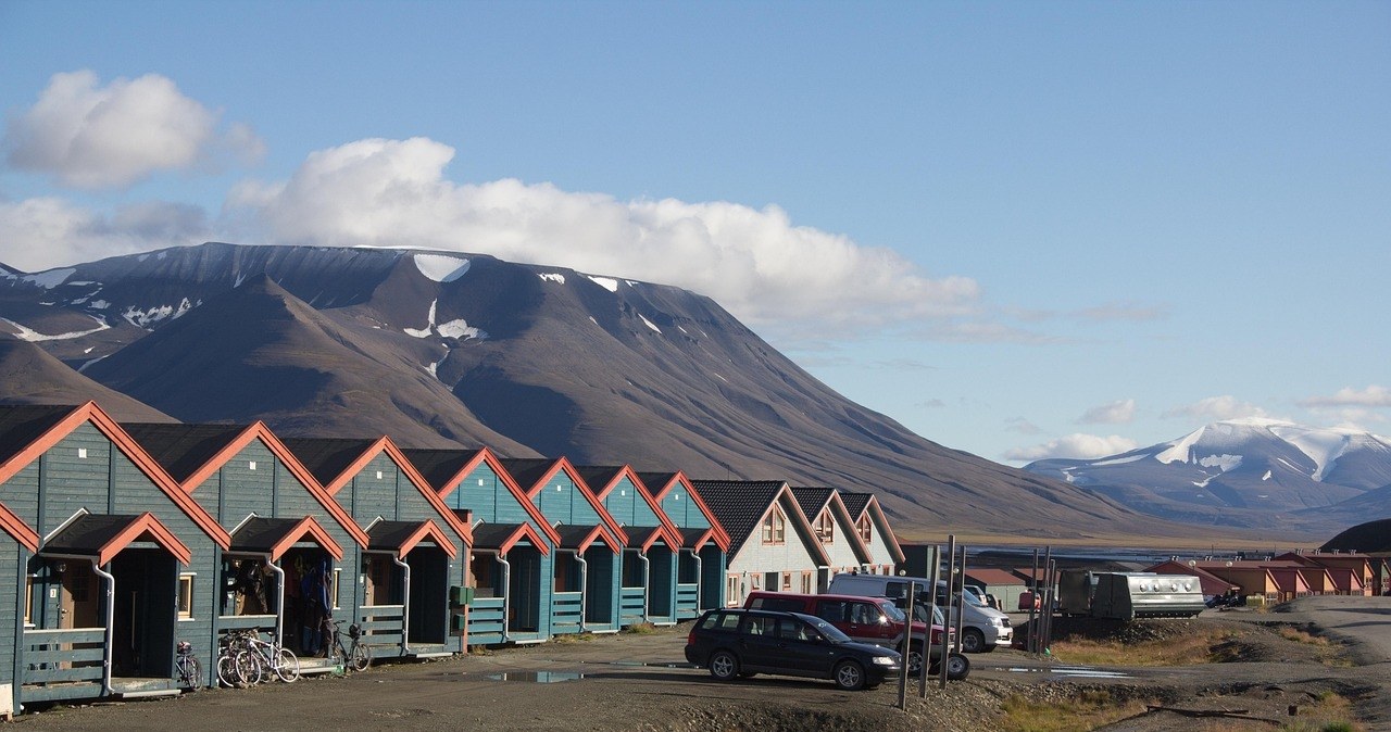 Kałuże zamiast śniegu. Naukowcy w szoku po zimowej odwilży w Arktyce