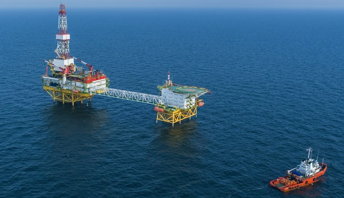 „Jeżeli te zasoby potwierdzą się, będzie to największe odkrycie złóż ropy w Polsce od II wojny światowej”. To zdanie prof. Krzysztofa Galosa, Głównego Geologa Kraju na temat odkrytych złóż ropy w pobliżu Świnoujścia. Ekspert w rozmowie z Michałem Zielińskim w Radiu RMF24 podkreślił, że „krajowa produkcja ropy to niespełna milion ton rocznie, a te złoża mogą zapewnić dodatkowy milion ton, czyli więcej niż we wszystkich czynnych kopalniach”. Zasoby u wybrzeży Polski szacowane są na 22 mln ton ropy. Wydobywanie jej może podwoić krajową produkcję i zabezpieczyć część rocznego zapotrzebowania na kilkanaście lat.