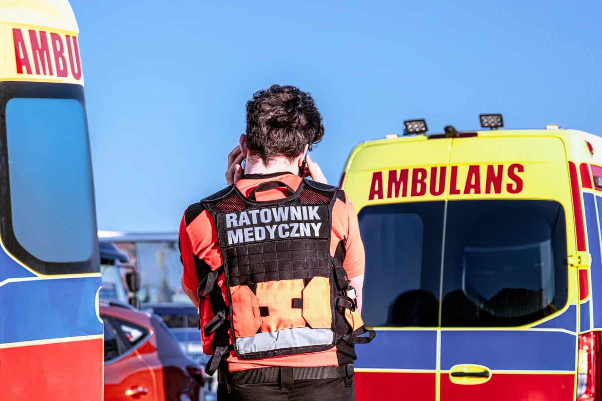 Sąd Okręgowy w Szczecinie we wtorek wymierzył karę łączną siedmiu lat i miesiąca pozbawienia wolności 64-letniemu mężczyźnie, który rok temu w szpitalu wojskowym dźgnął nożem ratownika medycznego i groził personelowi. Sąd zastosował nadzwyczajne złagodzenie kary. Za usiłowanie zabójstwa funkcjonariusza publicznego, jakim jest m.in. ratownik medyczny, grozi od 15 lat więzienia do dożywocia.