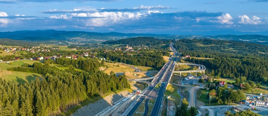 W tunelu im. Marii i Lecha Kaczyńskich na zakopiance padł historyczny rekord. W niedzielny wieczór licznik przejazdów wskazał już 22 miliony pojazdów od otwarcia tunelu w 2022 roku. To jednak nie koniec imponujących statystyk - tego samego dnia zanotowano również rekord dobowego ruchu.