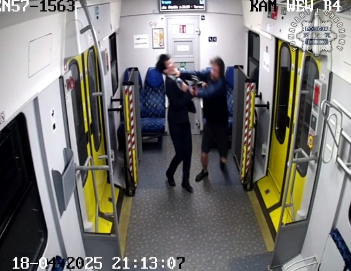 Policja bada sprawę ataku na konduktorkę, do którego doszło w pociągu relacji Lubliniec – Chorzów w kwietniu tego roku. Mundurowi próbują ustalić personalia agresora. Na stronie komendy powiatowej pojawiły się zdjęcia pokazujące twarz poszukiwanego mężczyzny. Policja prosi o kontakt osoby, które go rozpoznają.
