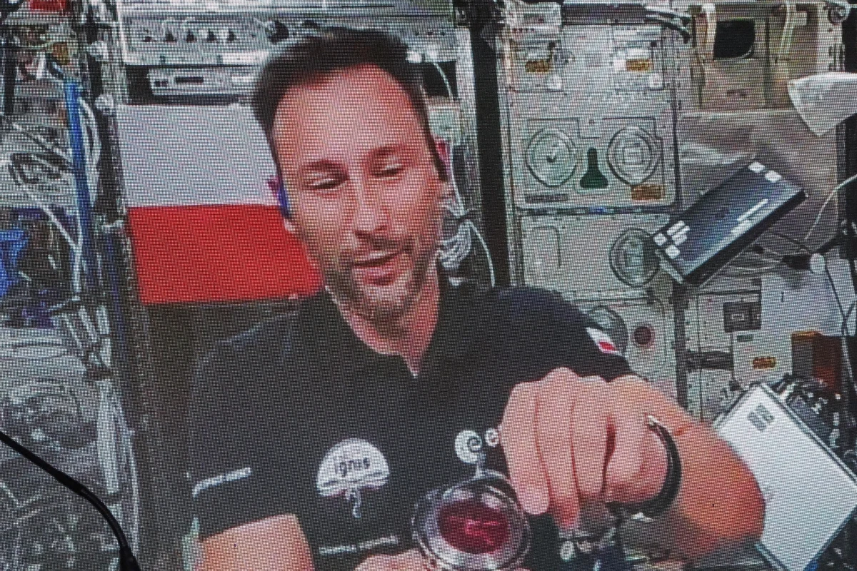 "W badaniach krwi astronautów występują podobne wskaźniki, jak u osób długo przebywających na stacjach polarnych i w łodziach podwodnych" – powiedział Alessandro Alcibiade, lekarz misji IGNIS, który zajmuje się zdrowiem polskiego astronauty Sławosza Uznańskiego-Wiśniewskiego. Ekspert zdradził, że astronauci zmagają się m.in. z opuchlizną, zawrotami głowy i dezorientacją, a tych, którzy pozostają na orbicie dłużej, czekają m.in. nieuchronne zaniki mięśni i spadek gęstości kości.