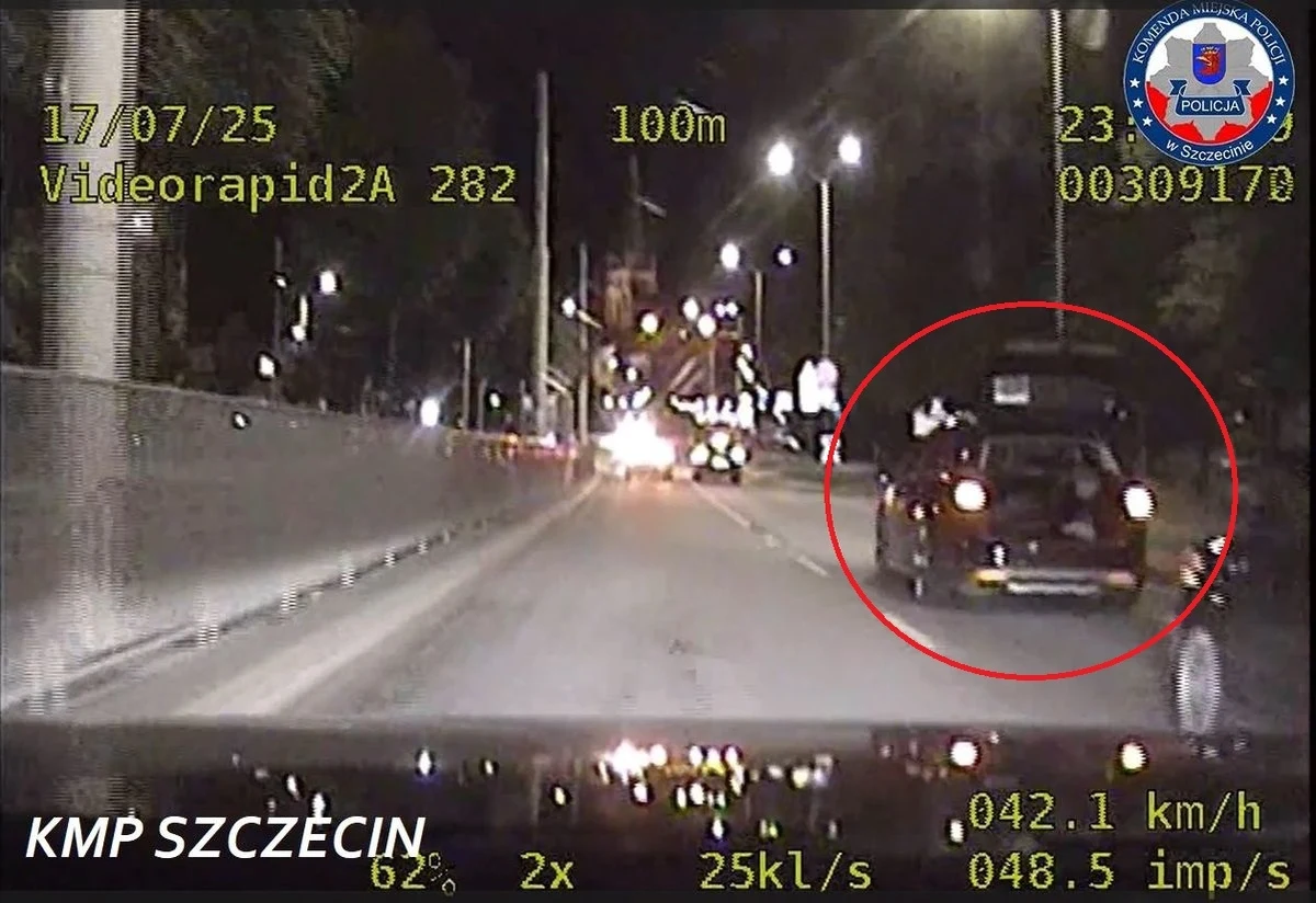 Prawie 10 tys. zł do zapłaty oraz zakaz prowadzenia pojazdów przez 12 miesięcy - to kara dla 20-letniego kierowcy, którego po pościgu zatrzymali funkcjonariusze ze szczecińskiej grupy SPEED. Mundurowi dostrzegli, że w otwartym bagażniku siedzi mężczyzna, który trzyma w ręku telefon i nagrywa jadące samochody. Gdy próbowali zatrzymać auto, kierujący 20-latek przyspieszył i zaczął uciekać. Policja opublikowała szokujące nagranie.