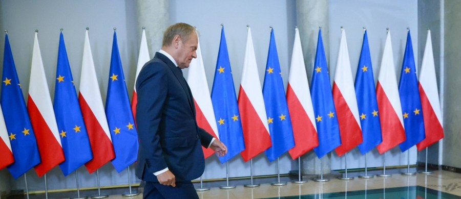 Premier Donald Tusk ogłosił decyzje dotyczące rekonstrukcji rządu. Celem - jak wcześniej zapowiadał - jest "odchudzenie" go i usprawnienie pracy. Liczba ministrów ma zostać wyraźnie ograniczona, a struktura rządu uproszczona. "Częścią planu jest też uporządkowanie sytuacji w koalicji (…). Koniec konfliktów w koalicji 15 października" - powiedział premier na początku swojego wystąpienia. Kto pożegnał się z teką ministra? Jakie nazwiska znalazły się w nowym rządzie? Dziękujemy za śledzenie naszej relacji.