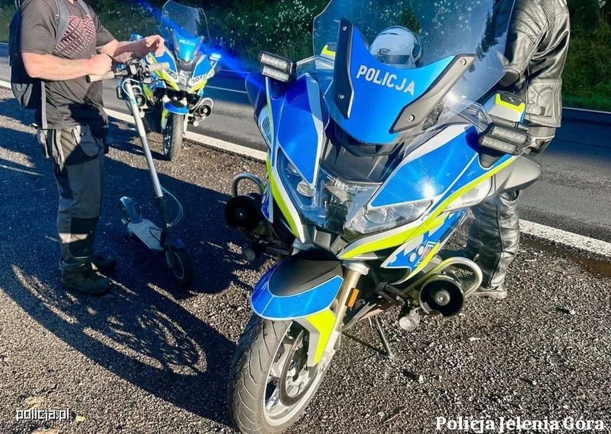 Niecodzienna sytuacja na drodze krajowej nr 3 na Dolnym Śląsku. Policjanci patrolujący trasę między Wojcieszycami a Jelenią Górą zauważyli mężczyznę poruszającego się hulajnogą elektryczną. Za popełnione wykroczenie został ukarany mandatem karnym.