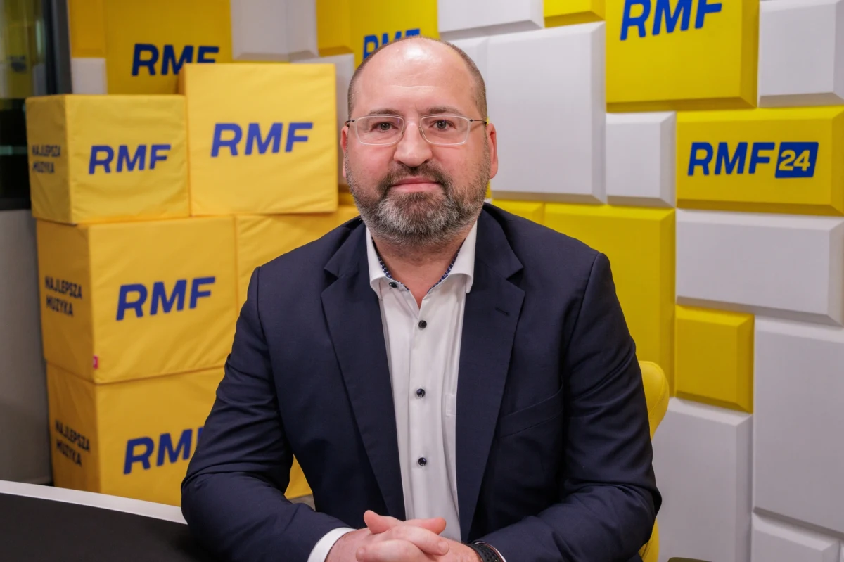 Europoseł PiS Adam Bielan w Porannej rozmowie w RMF FM bezlitośnie skomentował zapowiedzianą na środę rekonstrukcję rządu. "To, co robi Donald Tusk, mnie bardziej się kojarzy z innym słowem na r, czyli reanimacja. Bo Tusk, który po wyborach prezydenckich przeżył polityczną śmierć kliniczną, próbuje jeszcze jakoś się wskrzesić" - ocenił.