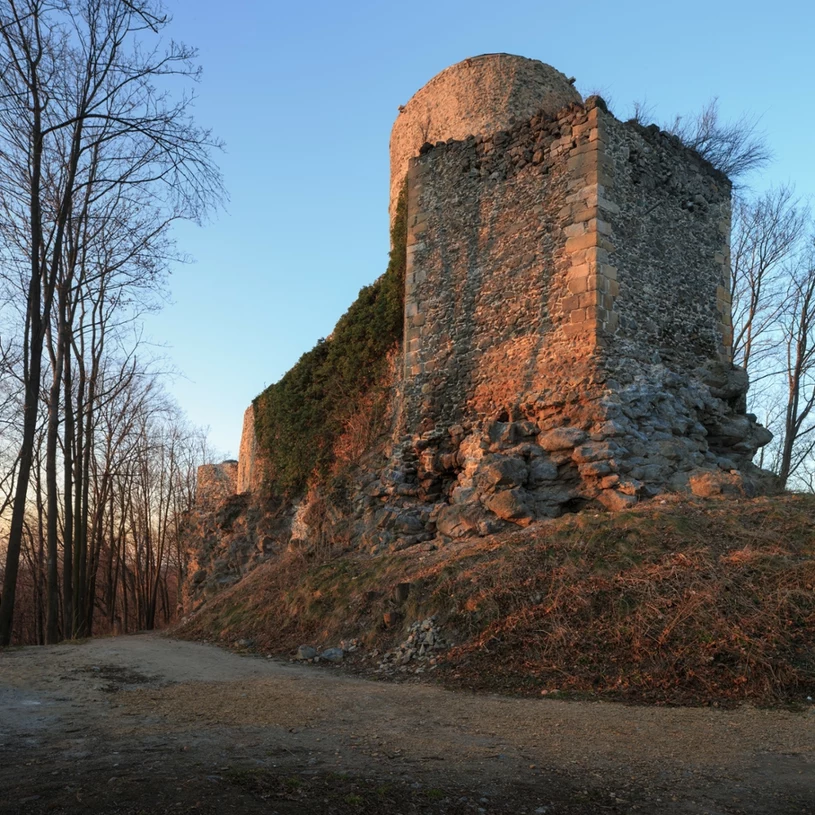 Ten zamek ma ponad 850 lat. Jest najstarszy w Polsce