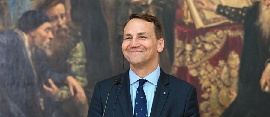 Premier Donald Tusk poinformował, że w ramach rekonstrukcji rządu, minister spraw zagranicznych Radosław Sikorski będzie także wicepremierem. Tusk ogłosił dzisiaj skład nowej Rady Ministrów. Jak mówił, celem zmian jest między innymi uporządkowanie sytuacji w koalicji rządzącej.