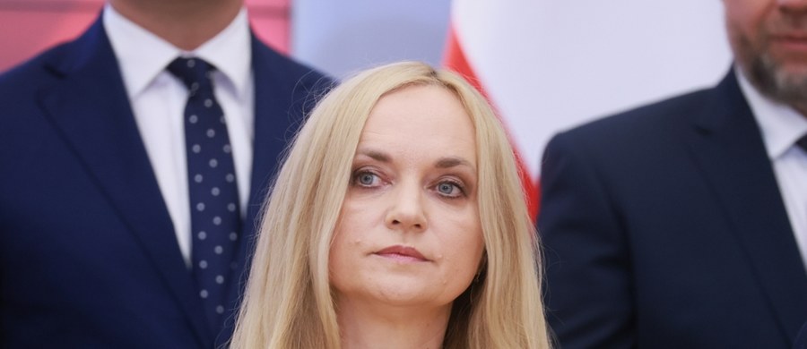 Premier Donald Tusk ogłosił, że nową minister zdrowia zostanie Jolanta Sobierańska-Grenda. Nowa szefowa resortu to doświadczona prawniczka i ekspertka w restrukturyzacji szpitali, która zapowiada odpartyjnienie i odpolitycznienie ministerstwa. Przed nią stoją ogromne wyzwania, w tym dokończenie reformy szpitalnictwa i wdrożenie kluczowych zmian w systemie ochrony zdrowia.

