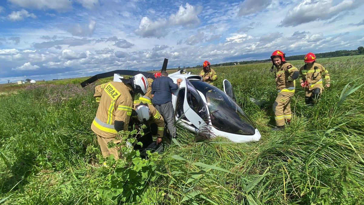 Wiatrakowiec runął na łąkę, są ranni ZDJĘCIA