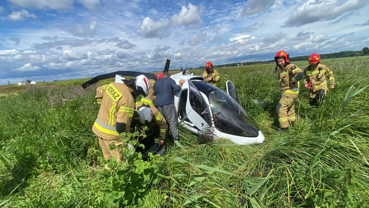 2 osoby zostały ranne w wypadku wiatrakowca w Żerominie w Łódzkiem. Maszyna runęła na łąkę.