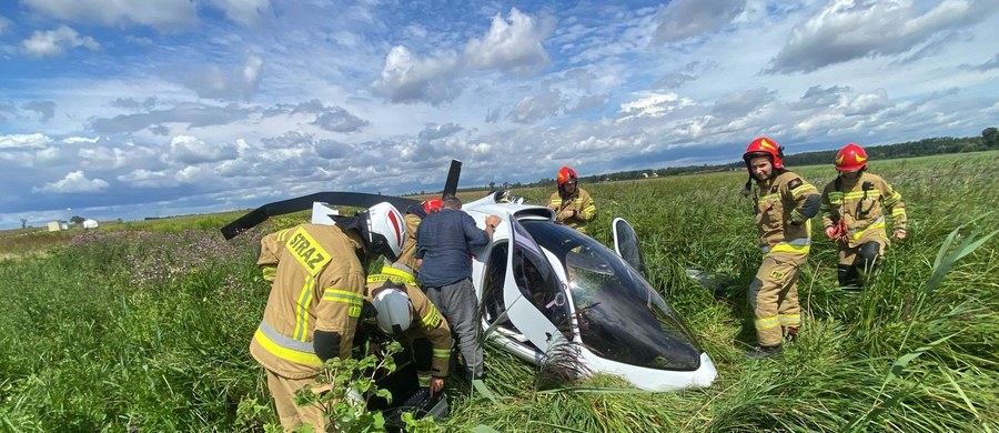 2 osoby zostały ranne w wypadku wiatrakowca w Żerominie w Łódzkiem. Maszyna runęła na łąkę.