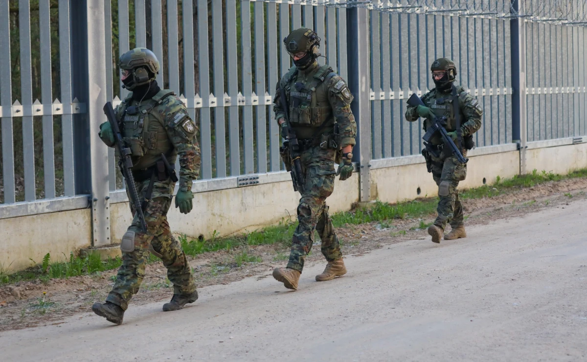 Sejm zgodził się na przedłużenie czasowego zawieszenia prawa do azylu na granicy z Białorusią. Apelował o to m.in. wiceminister spraw wewnętrznych i administracji Maciej Duszczyk, który podczas debaty w parlamencie poinformował, że wytworzył się tzw. wschodnioeuropejski szlak migracyjny.