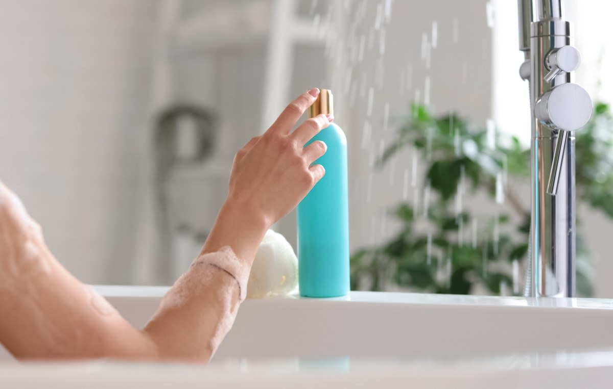 Oto jedna rzecz, której naprawdę potrzebujesz pod prysznicem