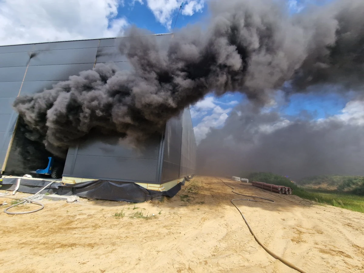 Jedna osoba została ranna w pożarze w Goli w Wielkopolsce. Ogień pojawił się na budowie hali produkcyjno-magazynowej.