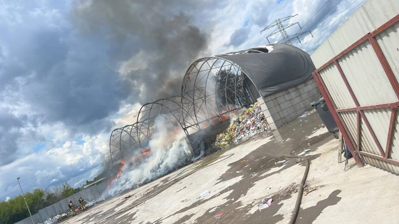 Pożar hali w Warszawie. Trwa akcja strażaków