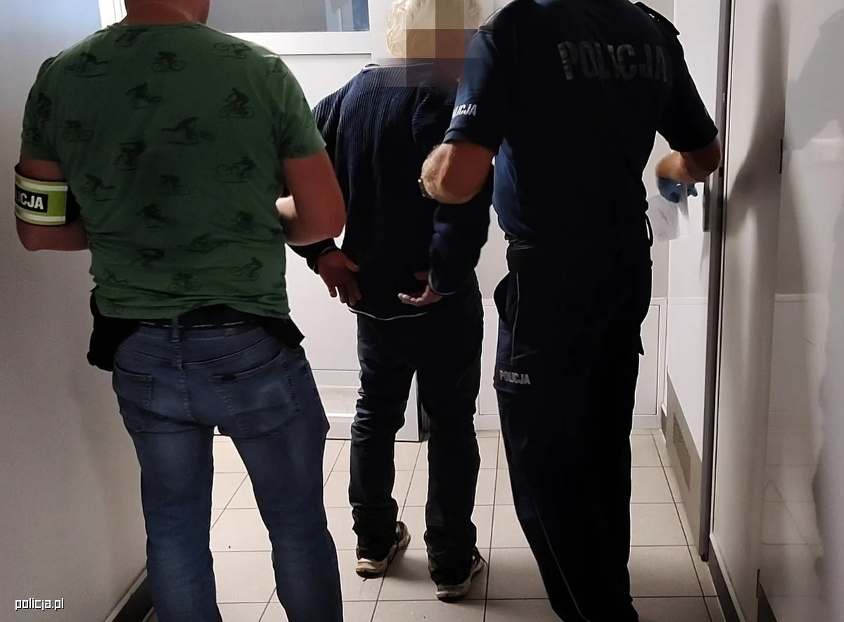 Trzy miesiące w areszcie spędzi 59-letni mieszkaniec gminy Grodków, który w trakcie awantury zaatakował swojego brata i jego partnerkę. Mężczyzna z siekierą rzucił się na członka swojej rodziny, a jego partnerkę zranił butelką. 