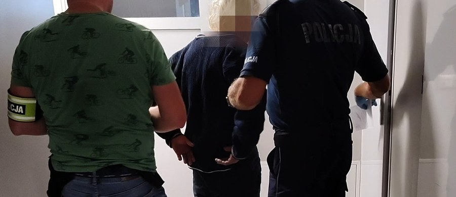 Trzy miesiące w areszcie spędzi 59-letni mieszkaniec gminy Grodków, który w trakcie awantury zaatakował swojego brata i jego partnerkę. Mężczyzna z siekierą rzucił się na członka swojej rodziny, a jego partnerkę zranił butelką. 