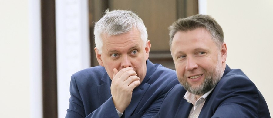 "To nie degradacja Tomasza Siemoniaka" - tak zmiany w kierownictwie Ministerstwa Spraw Wewnętrznych i Administracji komentują pracownicy resortu. Siemoniaka zastąpił Marcin Kierwiński, który zakończył dotychczasową misję i teraz rozpoczyna nową. Kulisy roszady w jednym z najważniejszych ministerstw zbadał dziennikarz RMF FM Krzysztof Zasada.
