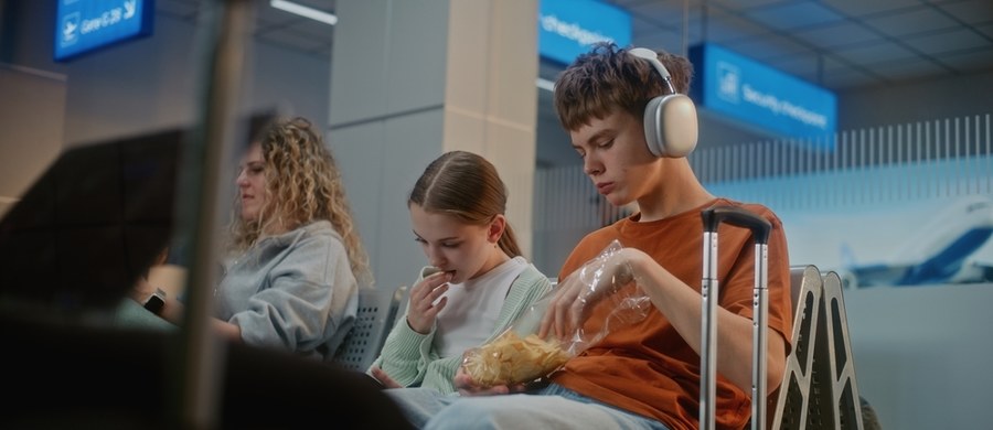 Wakacje zaplanowane, walizki spakowane, na lotnisku jesteśmy chwilę wcześniej. Uważamy, że to dobry czas, żeby przekąsić coś przed startem albo przygotować to, po co będziemy mogli sięgać już w czasie lotu. Czasami chcemy zaspokoić delikatny głód, ale są też osoby, które zajadają stres związany z podróżą. Co można jeść, żeby nie nabawić się dyskomfortu żołądkowego? Z jakimi produktami lepiej uważać, podczas wyjazdu na wakacje?