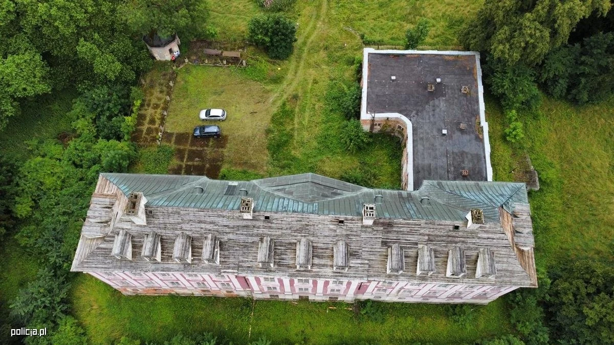 Jak informuję KWP w Poznaniu, policjanci z Wielenia zatrzymali sześciu mężczyzn odpowiedzialnych za kradzież miedzianego dachu z Pałacu Sapiehów - straty przekraczają 600 tysięcy złotych. 