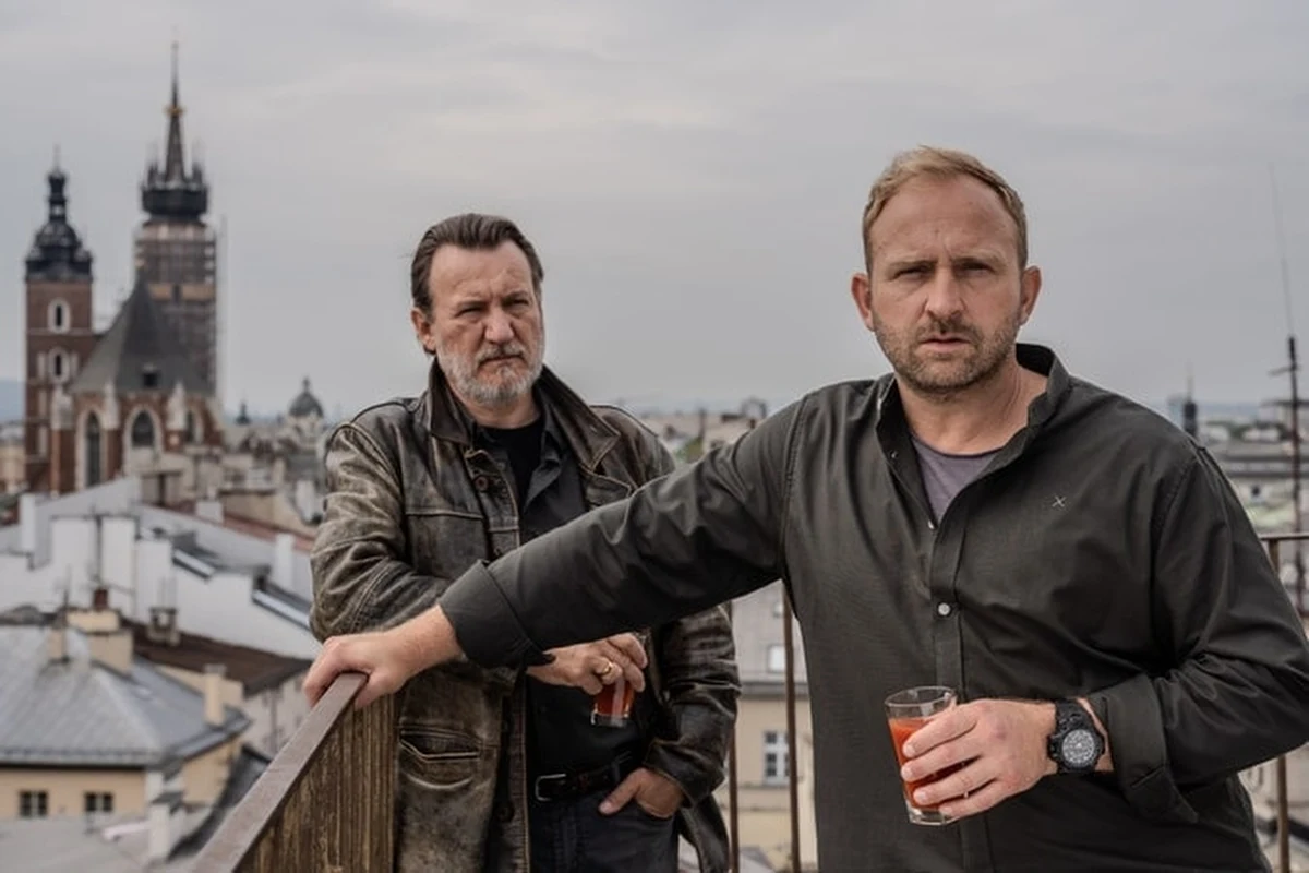 "Tylko nie to". To była moja pierwsza myśl, gdy dowiedziałam się, że Juliusz Machulski chce po 20 latach nakręcić drugą część "Vinci". Do pierwszej, wyjątkowo udanej, mam ogromny sentyment. A tymczasem sequel "Vinci" to bardzo dobra kontynuacja. Dobrze zagrana komedia kryminalna, którą nieco starsi widzowie oglądać będą z dużą nostalgią. Tym razem scenariusz napisali wspólnie Juliusz Machulski i Robert Więckiewicz, który wraca też do roli Cumy.