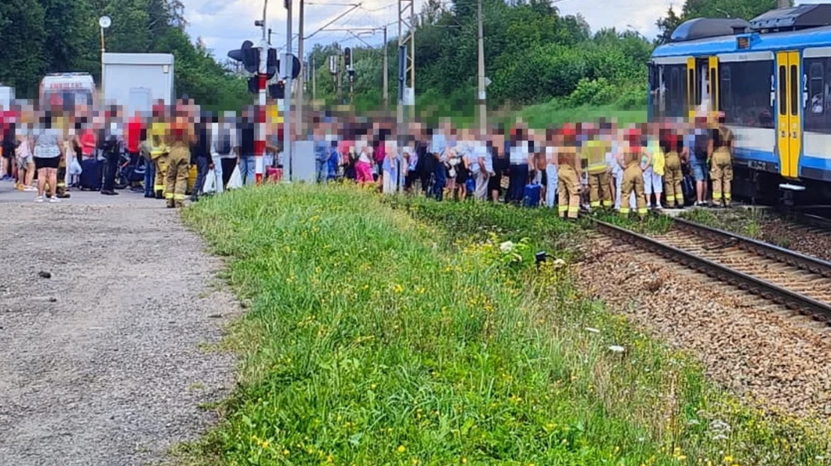Wielka ewakuacja pasażerów pociągu w wyniku pożaru lokomotywy w tym składzie. Do zdarzenia doszło w Tychach (Śląskie). Na szczęście nikomu nic się nie stało.