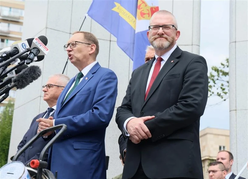 Akt obtožnice proti Grzegorzu Braunu zaradi gašenja hanukah sveč v Sejmu