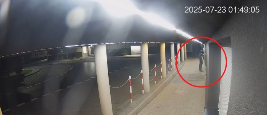 W nocy z wtorku na środę w centrum Ostrowa Wielkopolskiego zniszczono tablicę upamiętniającą śp. Pawła Adamowicza, byłego prezydenta Gdańska, a na elewacji urzędu miejskiego pojawił się wulgarny napis oraz symbol krzyża celtyckiego. Nagranie pokazujące wandali uchwyconych przez kamery monitoringu opublikowała prezydent Ostrowa Wielkopolskiego Beata Klimek. Policja prowadzi śledztwo i apeluje o pomoc w ustaleniu sprawców.