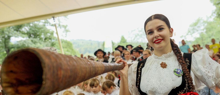 Już 26 lipca rusza 62. edycja Tygodnia Kultury Beskidzkiej – jednego z największych festiwali folklorystycznych w Europie. Wydarzenie potrwa do 3 sierpnia i obejmie aż osiem miejscowości. Organizatorzy zapowiadają bogaty program: koncerty, korowody, warsztaty, wystawy, konkursy oraz spotkania z kulturą i kuchnią beskidzką. Dziś poznaliśmy szczegółowy program imprezy.