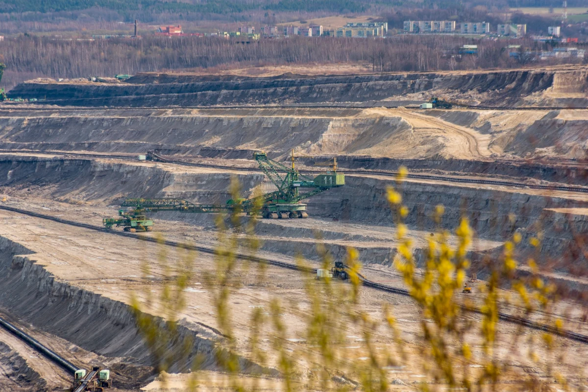 Strona polska zadeklarowała wdrożenie nowych działań mających na celu zmniejszenie hałasu dobiegającego z kopalni "Turów" - poinformował Michal Pastvinsky, przedstawiciel Czech podczas posiedzenia polsko-czeskiej komisji nadzorującej realizację porozumienia w sprawie tej odkrywki. "Występują krótkotrwałe przekroczenia, co w dłuższej perspektywie jest nie do zaakceptowania" - stwierdził z kolei szef samorządu w kraju (województwie) libereckim Martin Puta.