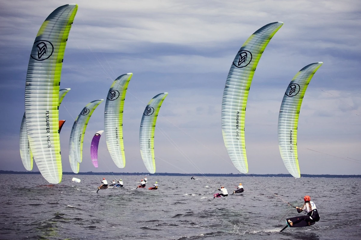 W piątek w Rewie startuje jubileuszowa 20. edycja Kite Wing Cup, czyli mistrzostw Polski w kitesurfingu i wingfoilu. Na starcie cała polska czołówka. W tym także Julia Damasiewicz, olimpijka i wielokrotna medalistka mistrzostw świata i Europy w Formule Kite. "Dokładnie jak co roku na tych regatach dam z siebie wszystko. To jest dla nas najważniejsza impreza krajowa" - podkreśla zawodniczka, z którą o mistrzostwach Polski w Rewie, ale też o rosnącej popularności kitesurfingu w Polsce, rozmawiał Wojciech Marczyk z redakcji sportowej RMF FM.