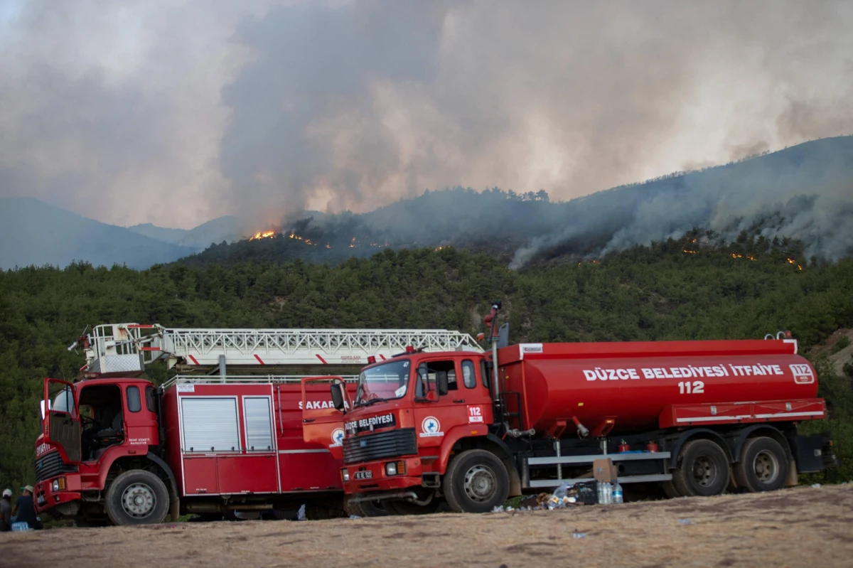 ​W walce z pożarem w prowincji Eskisehir na zachodzie Turcji zginęło "co najmniej 10 pracowników służb leśnych". Chodzi o pięciu leśników i pięciu ochotników z pozarządowego Stowarzyszenia Poszukiwawczo-Ratunkowego (AKUT) - poinformował  w środę na platformie X turecki minister rolnictwa i leśnictwa Ibrahim Yumakli.