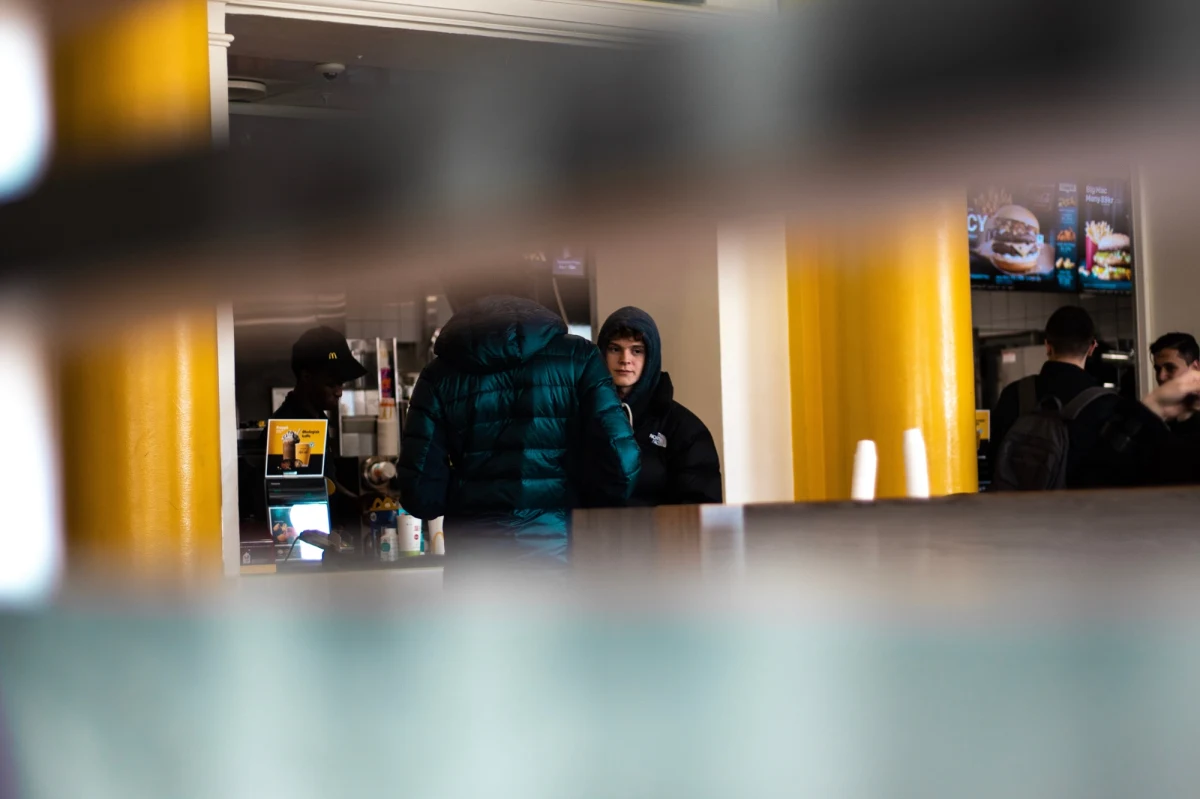 Norweska prokuratura skierowała do sądu akt oskarżenia przeciwko 20-letniemu obywatelowi tego kraju, który miał działać na rzecz rosyjskich i irańskich służb wywiadowczych. Według śledczych młody mężczyzna przekazywał Moskwie i Teheranowi wrażliwe informacje dotyczące zarówno Norwegii, jak i Stanów Zjednoczonych. W zamian za swoje działania miał otrzymywać wynagrodzenie w euro oraz kryptowalutach.