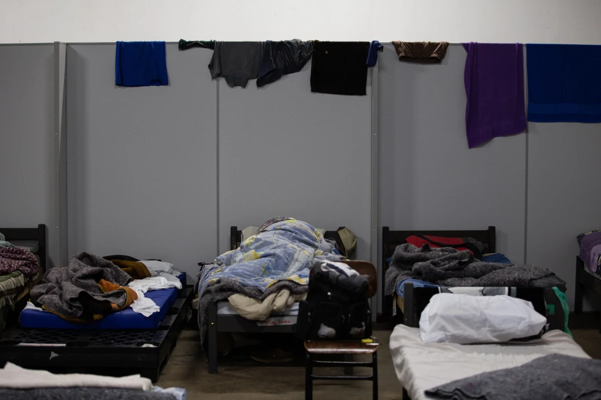 W Roosendaal, mieście położonym na południu Holandii, ujawniono dramatyczną sytuację tysięcy pracowników pochodzących z Europy Środkowo-Wschodniej. Jak wynika z reportażu dziennika "de Volkskrant", migranci – głównie z Polski, Bułgarii i Rumunii – są zmuszeni mieszkać w warunkach urągających wszelkim standardom. Za miejsce na materacu w przepełnionych i często nielegalnie wynajmowanych mieszkaniach płacą setki euro miesięcznie, nie mając przy tym dostępu do prądu, ogrzewania czy bieżącej wody.