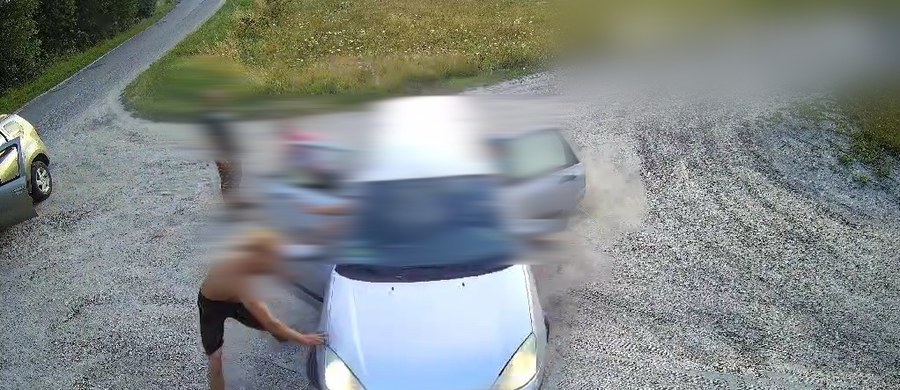 Pięciu mężczyzn usłyszało zarzuty w związku z próbą pobicia 30-letniego mężczyzny koło Parczewa w Lubelskiem. Policja udostępniła nagranie z monitoringu, na którym widać próbę ataku podejrzanych na 30-latka.