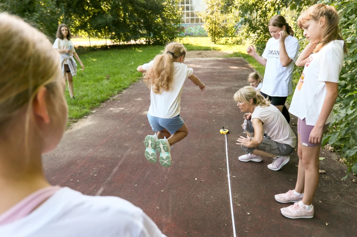 Od 1 września tego roku w szkołach zacznie obowiązywać nowa podstawa programowa WF. "Ministra edukacji Barbara Nowacka podpisała nowelizację rozporządzeń w sprawie podstawy programowej kształcenia ogólnego - w zakresie wychowania fizycznego" - poinformowało Ministerstwo Edukacji Narodowej. Co dokładnie się zmieni? 