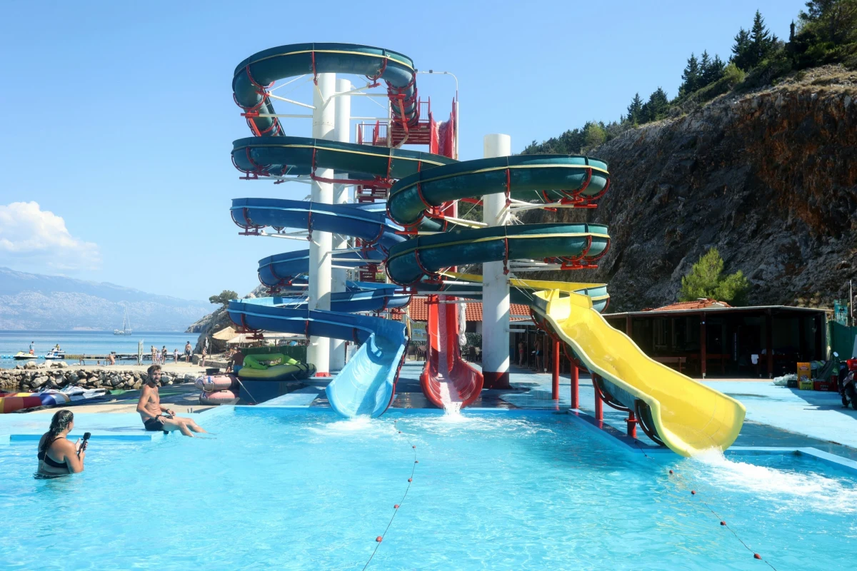 Wakacyjny wypoczynek w jednym z popularnych parków wodnych w Lopar na chorwackiej wyspie Rab zamienił się w tragedię. We wtorkowe popołudnie doszło tam do śmiertelnego wypadku z udziałem 2-letniej dziewczynki z Niemiec. Dziecko, które zjeżdżało po rynnie wodnej z ojcem, w pewnym momencie wyślizgnęło się z jego rąk i spadło z dużej wysokości. 