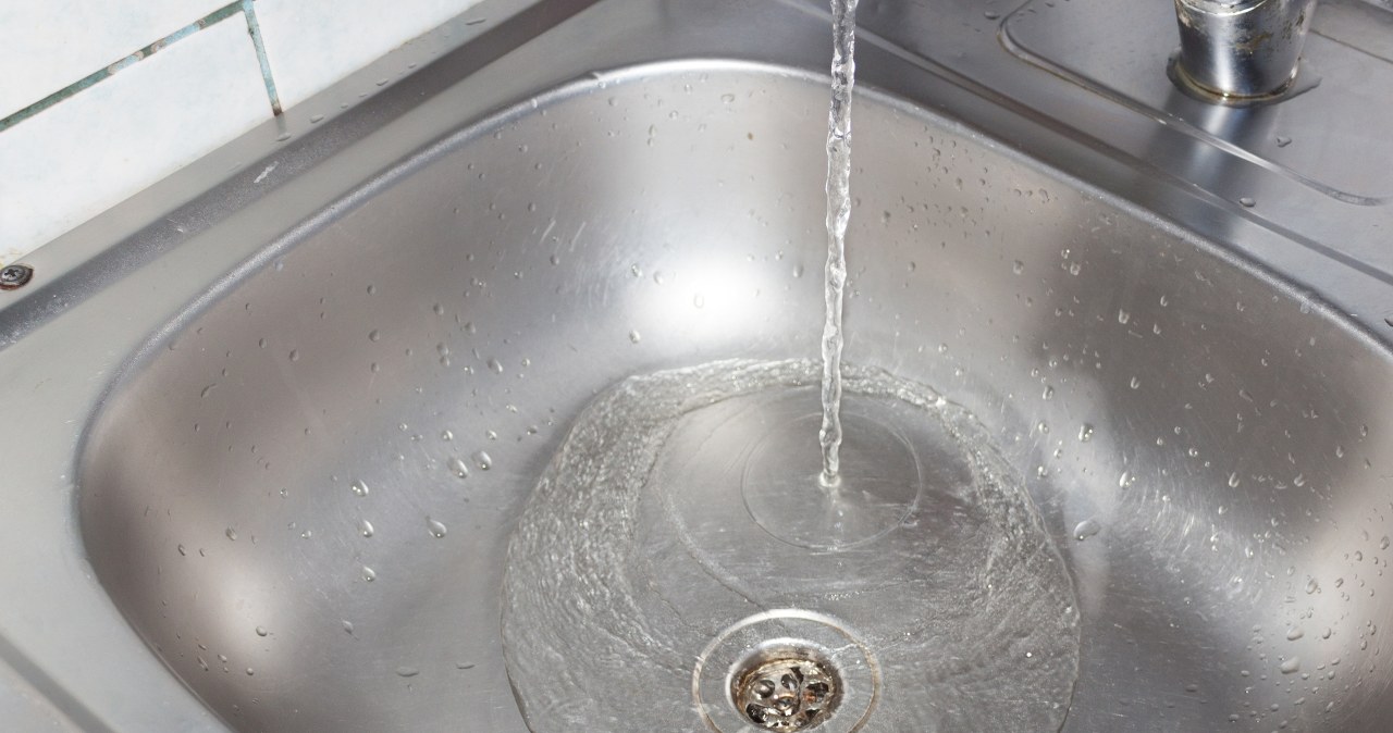 Zanim wyjedziesz na urlop, zostaw w zlewie kartkę. Ten patent to hit