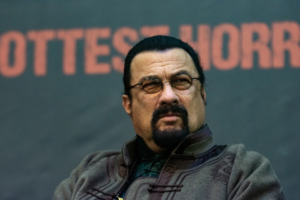 Znany amerykański aktor Steven Seagal, który w przeszłości był niekwestionowaną gwiazdą Hollywood, w ostatnim czasie z nieznanych przyczyn zaczął wycofywać się z prowadzonych w Rosji biznesów. 