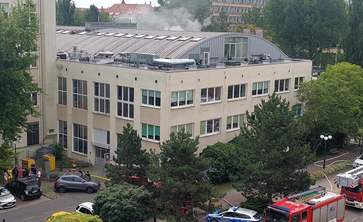 Akcja straży pożarnej na terenie Akademii Górniczo-Hutniczej w Krakowie. Ogień pojawił się w warsztacie AGH w centrum miasta.